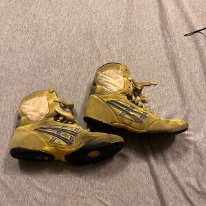 Old asics yellow wrestling shoes size 5 1/2